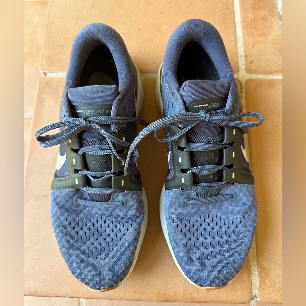 Men’s Nike Zoom Vomero 16 running shoe navy/gray Size 10